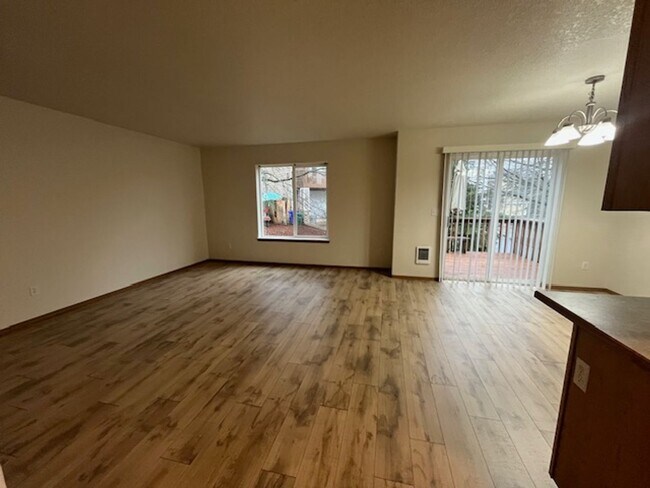 Building Photo - 3 Bedroom Town Home Gresham