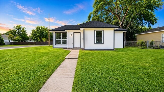Foto del edificio - 1206 Pinewood Ln