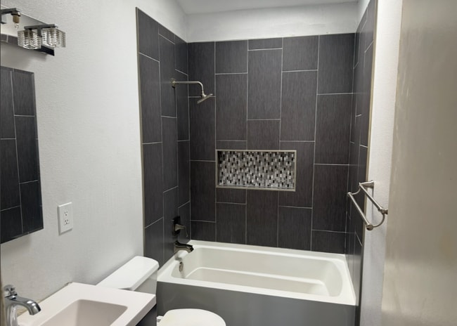 Main bathroom - 2442 Judson St