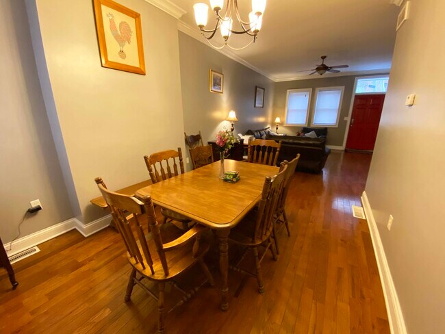 Dining area - 909 E Carson St