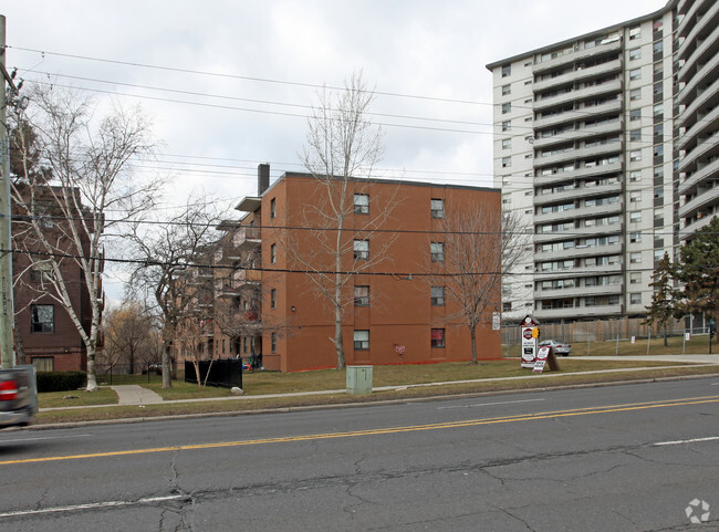 Photo du bâtiment - Danforth Apartments