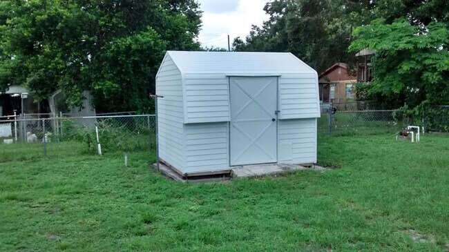 Building Photo - Three bedroom two bathroom in Auburndale