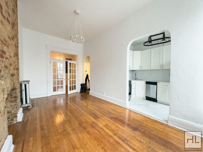 Foto del edificio - BEDFORD AVENUE / Spacious 1-Bed 1-Bath