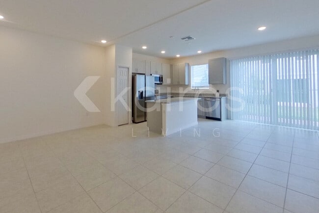 Foto del edificio - 34161 Rogallo Ln