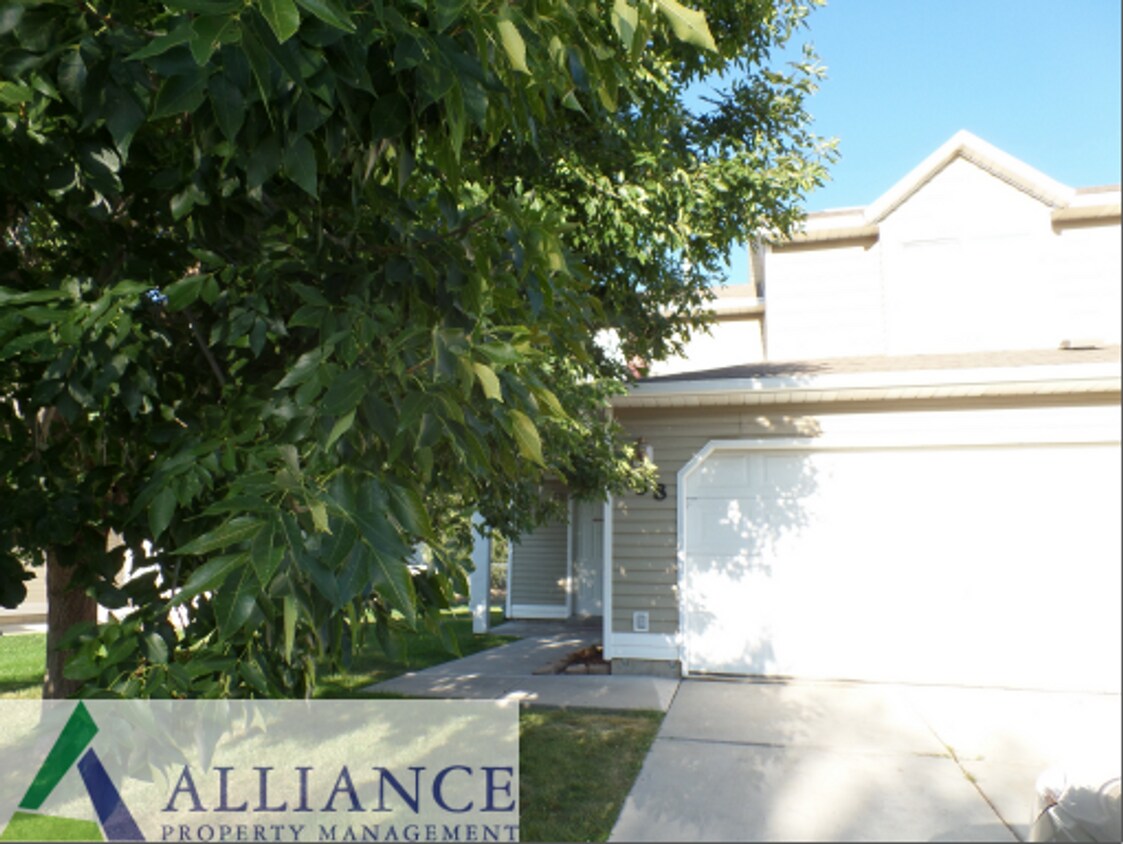 Primary Photo - 2 weeks rent free! 3 Bed 1.5 Bath Townhous...