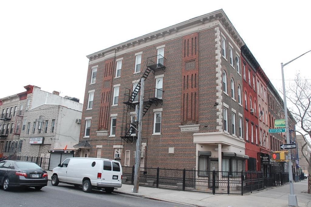 Primary Photo - 858 Jefferson Ave