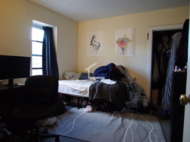 Foto del edificio - 9/1 Best deal in Kenmore area! 3BR in elevator building