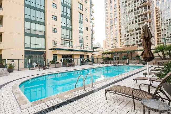 Building Photo - 555 Front St