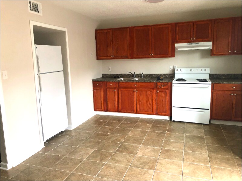 Primary Photo - 306 N Gilmer St