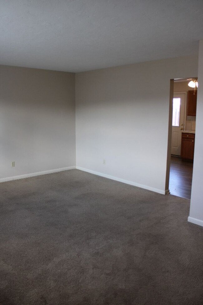 Foto del edificio - Move-In Ready 2BR Townhouse w/ Central AC & Off-Street Parking