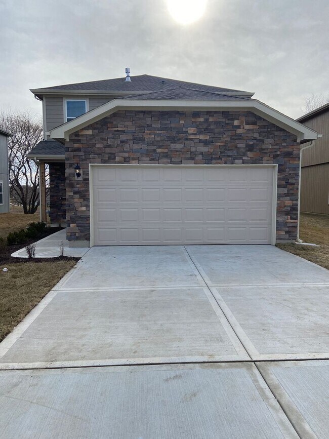 Foto del edificio - *Preleasing* Three Bedroom | Two and a Half Bath Home in Spring Hill