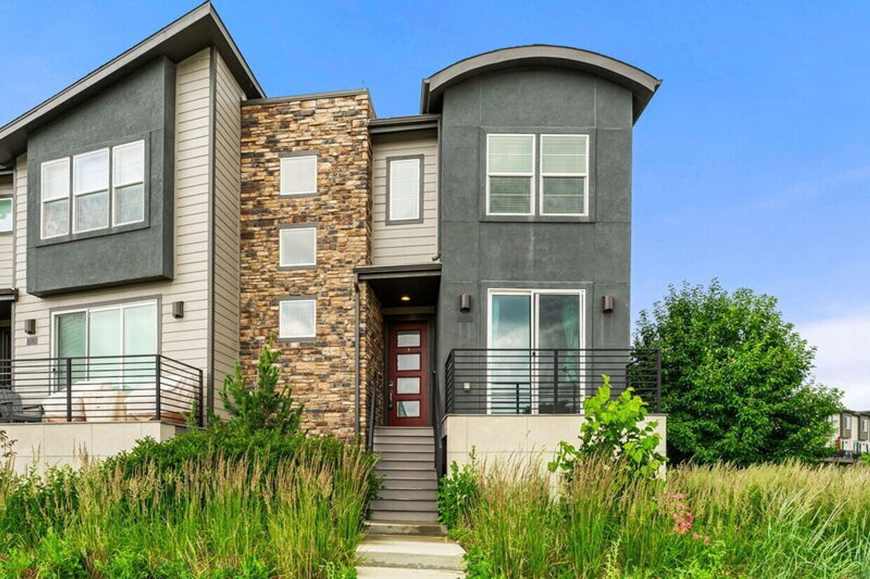 Primary Photo - Modern Townhome in the Meadows!