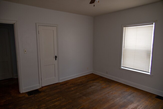 Foto del edificio - 1627 N Tibbs Ave