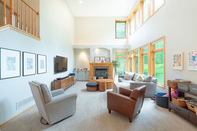 Foto del edificio - Big Beautiful Upscale 4+ Bedroom Residence...