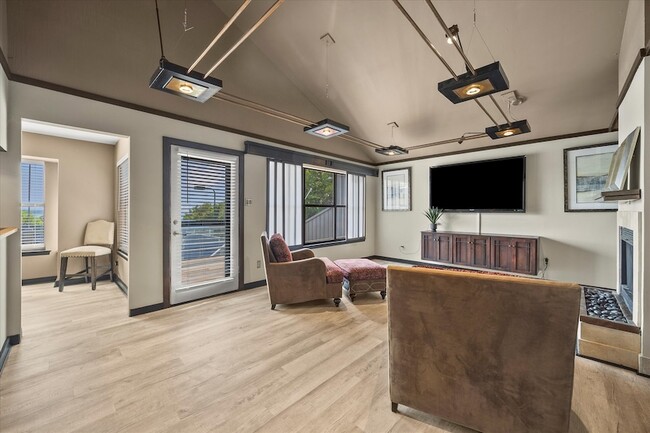 Building Photo - 560 Yacht Club Dr