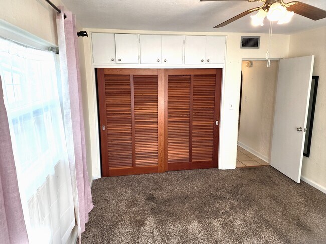 Foto del edificio - 1217 N Fern Creek Ave