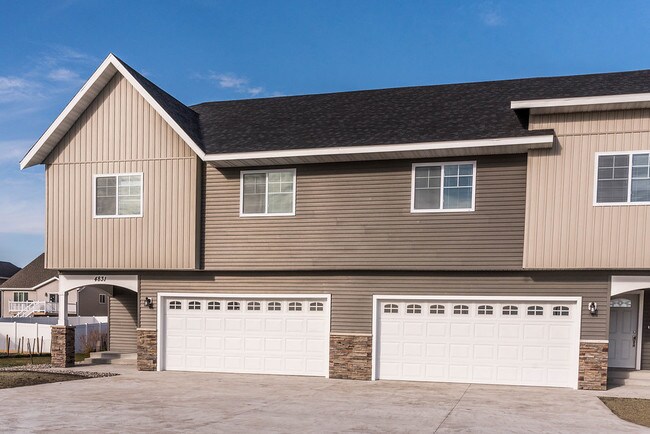 Building Photo - Triangle Townhomes - STUNNING UNITS!
