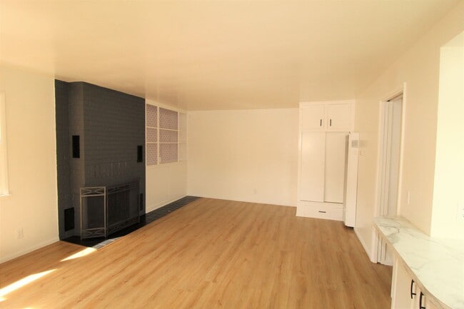 Building Photo - 1559sant