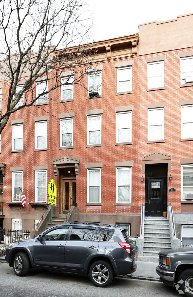 Building Photo - 558 Henry St