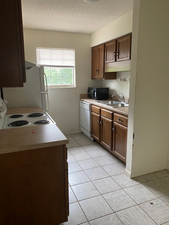 Fully furnished kitchen - 1412 11th St S