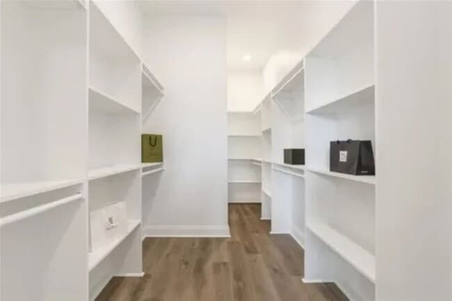 Building Photo - 2323 Leonidas St