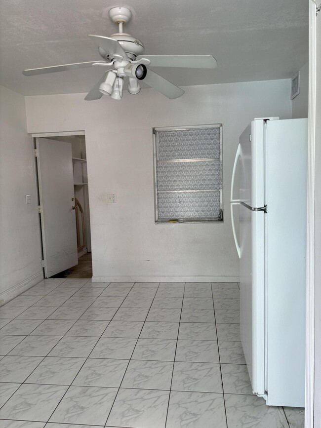 Building Photo - 623 Mango Dr