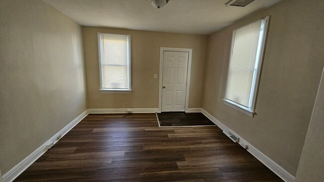 Building Photo - 3 Bedroom Duplex in Quiet Location