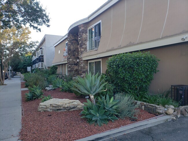 Building Photo - 7503 Hazeltine Ave