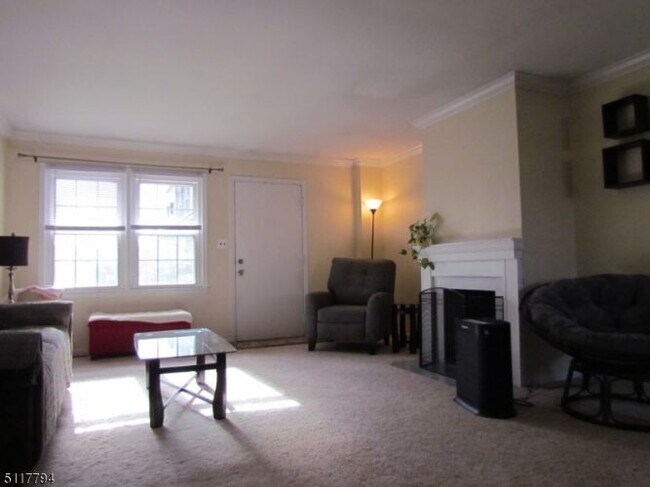 Building Photo - 609B Marlborough Common