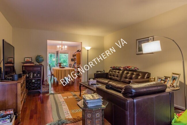 Foto del edificio - 3019 Seven Oaks Pl