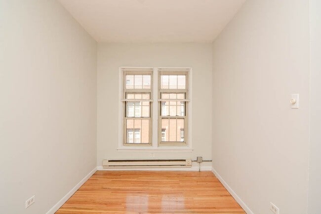 Foto del edificio - 627.5 W Barry Ave