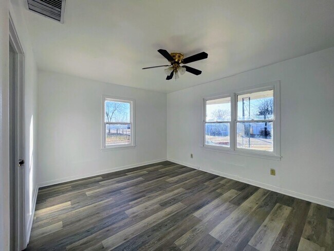 Foto del edificio - Cozy Modern Living – Bright 2-Bedroom Home Near Snyder High
