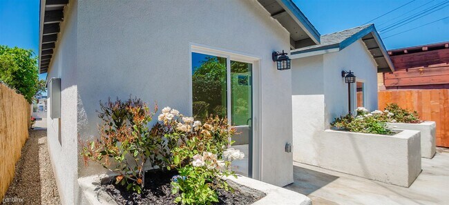 Building Photo - 2 br, 1 bath Duplex - 7408 La Salle Ave