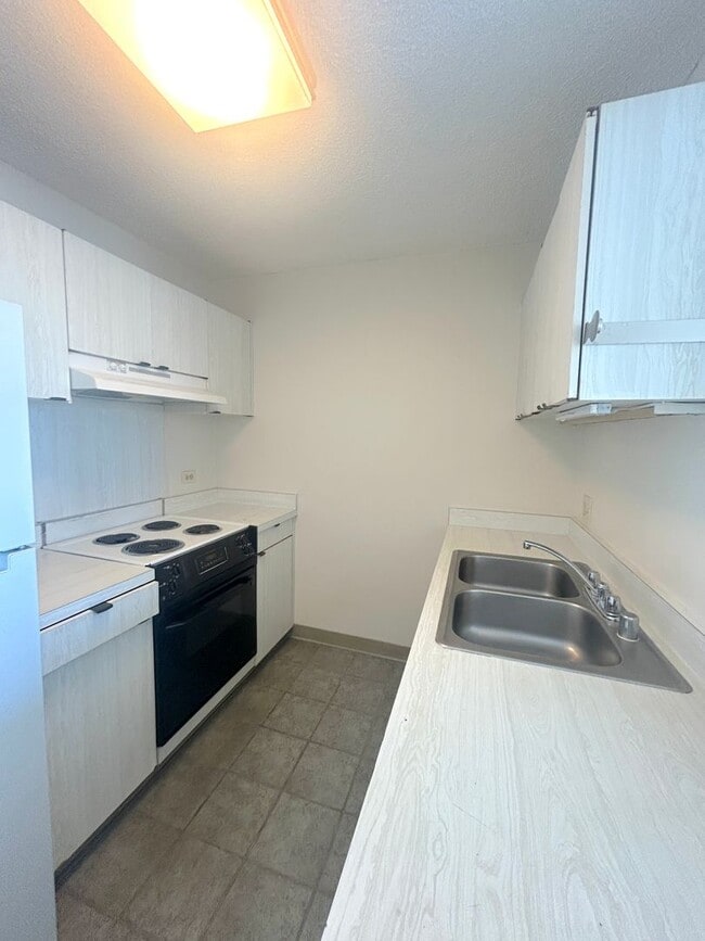 Building Photo - 11th Floor at Piikoi Plaza - Available Dec. 15, 2025