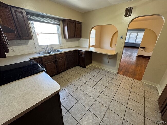 Foto del edificio - 295-97 N Midler Ave