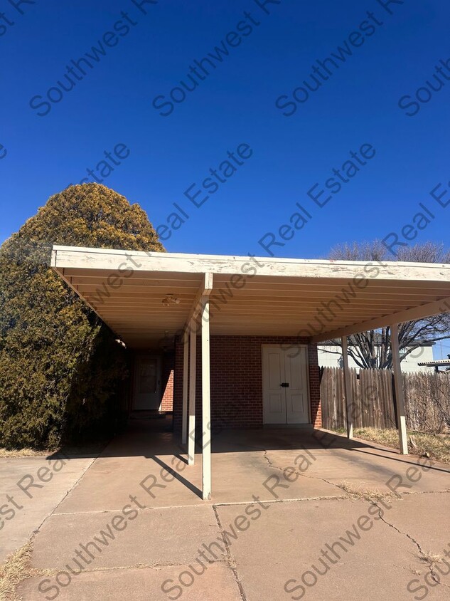 Primary Photo - 3 Bed 2 Bath home with carport - Pets nego...