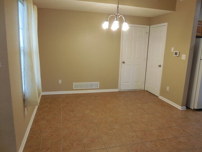 Building Photo - 2333 Surrey Dr