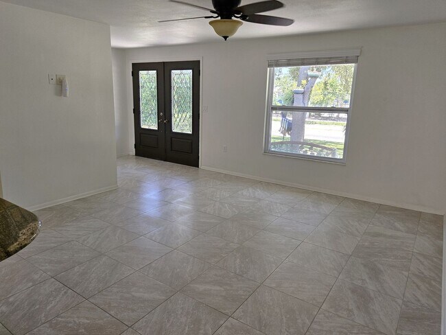Building Photo - Annual rental – Charming VENICE ISLAND Hom...