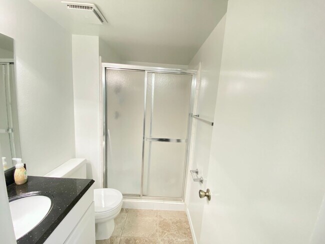 Building Photo - Beautiful 2 bed 2.5 Bath, Newport Beach