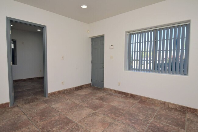 Building Photo - Stand Alone 2 Bed 1 Bath with Private Yard...