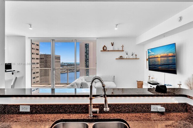 Foto del edificio - 300 S Biscayne Blvd