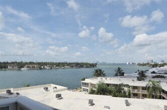Building Photo - 900 Bay Dr