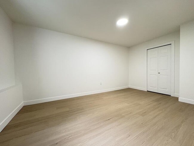 Building Photo - 2 bedroom in Burnaby BC V5H 4B2