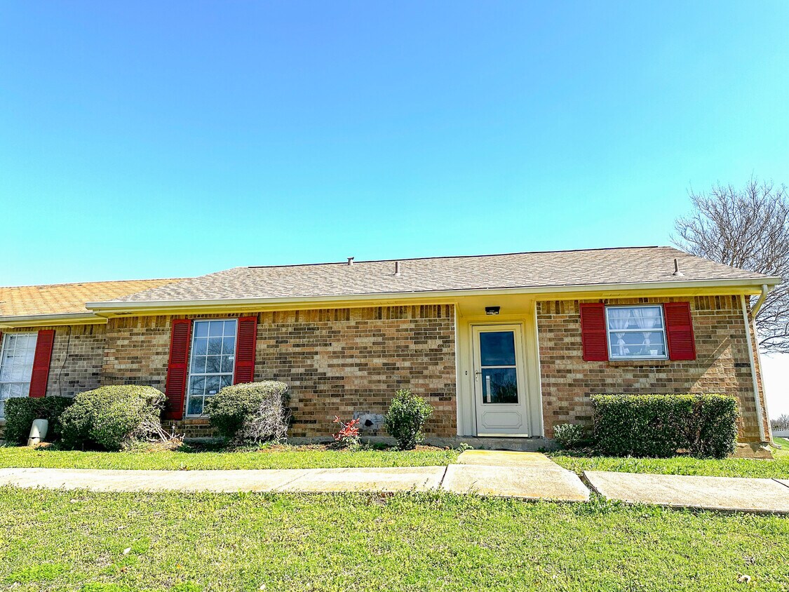 Primary Photo - 1 E Mountain Ln