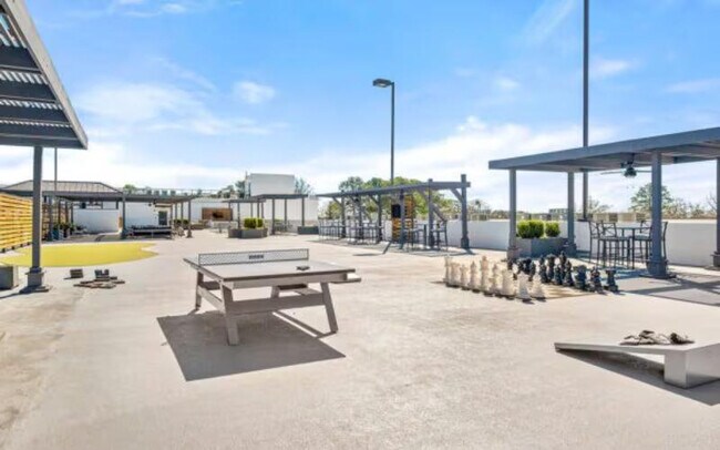 Foto del edificio - 705 Town Blvd