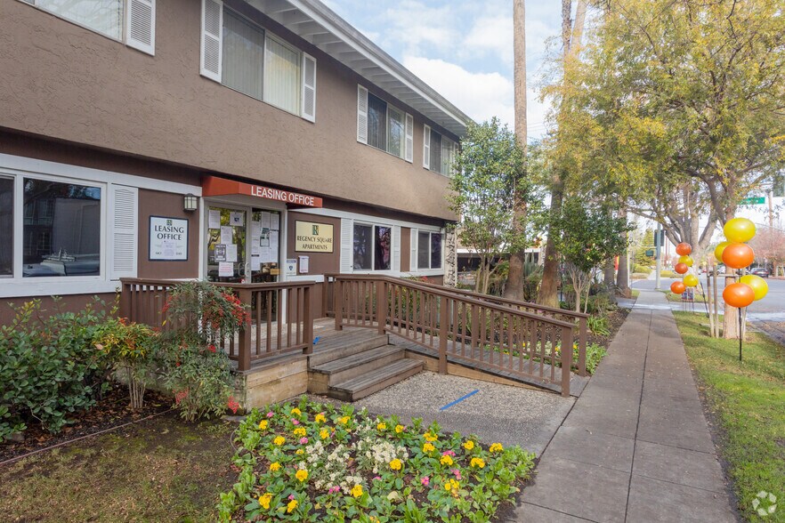 Regency Square Apartments