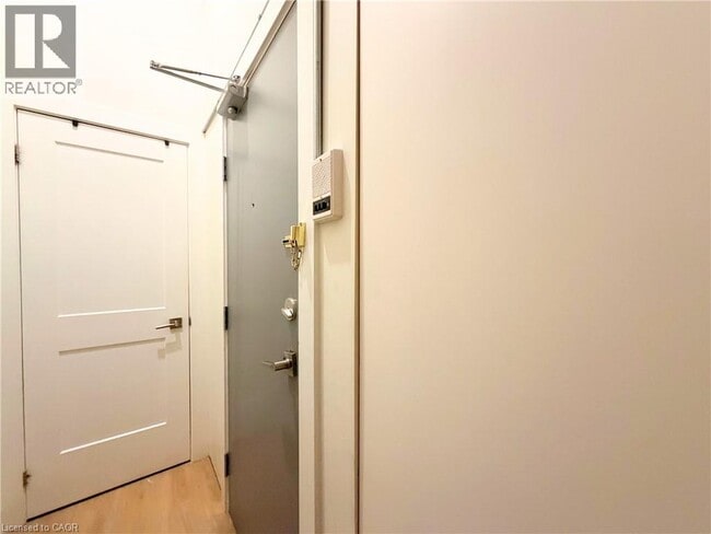 Building Photo - 185 King St E