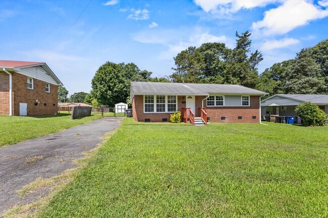 Building Photo - 4-Bed, 2-Bath Home with Fenced Yard in Win...