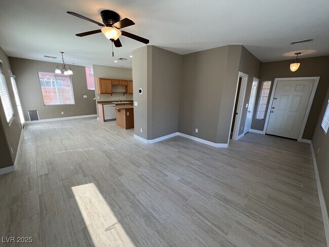 Foto del edificio - 733 Easter Lily Pl