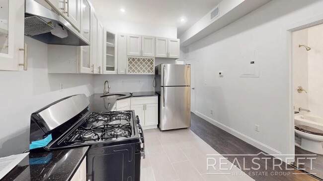 Building Photo - Newly Renovated Spacious 4 Bed 2 Bath in B...